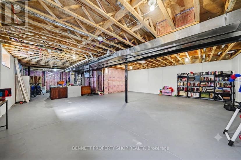 8 Rotterdam Way — photo 13 of 14