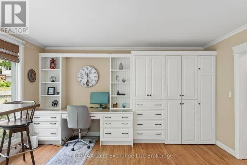 836 Victoria Street — photo 10 of 40