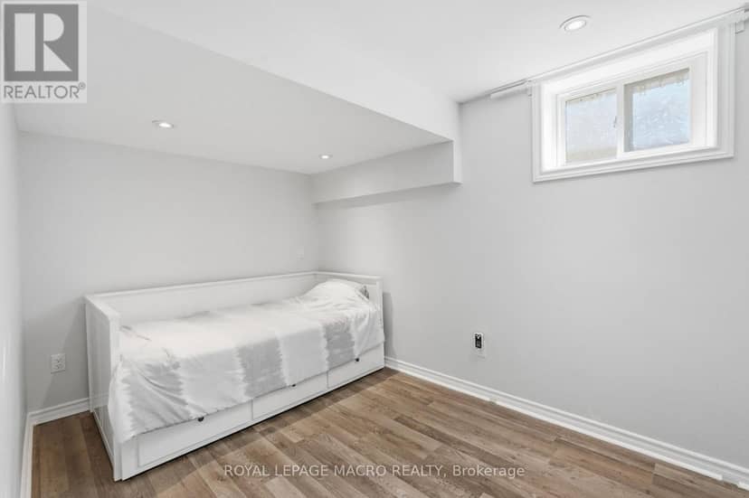 2328 Malcolm Crescent — photo 34 of 40