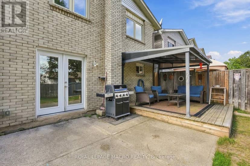 2328 Malcolm Crescent — photo 37 of 40