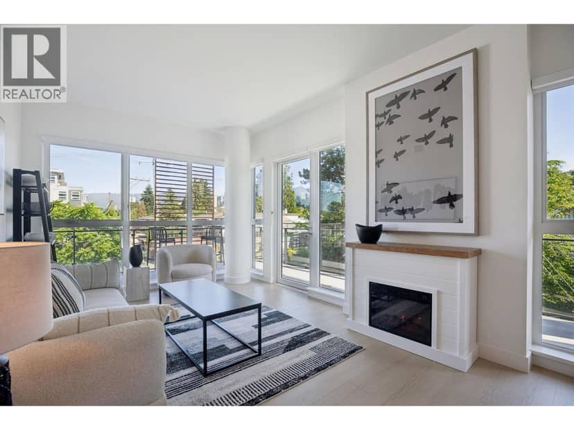 321 422 E 3RD STREET, North Vancouver