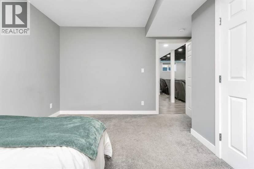 5012 62 Avenue — photo 32 of 40