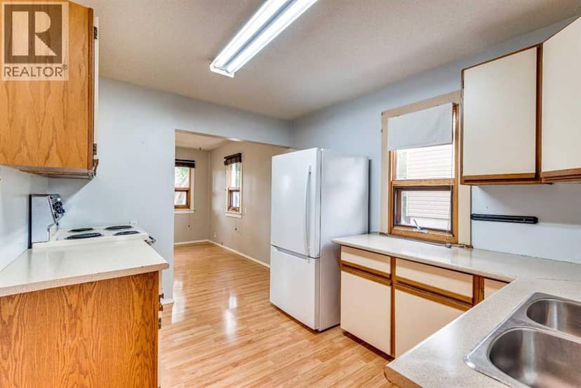 215 2 Avenue NE — photo 11 of 25