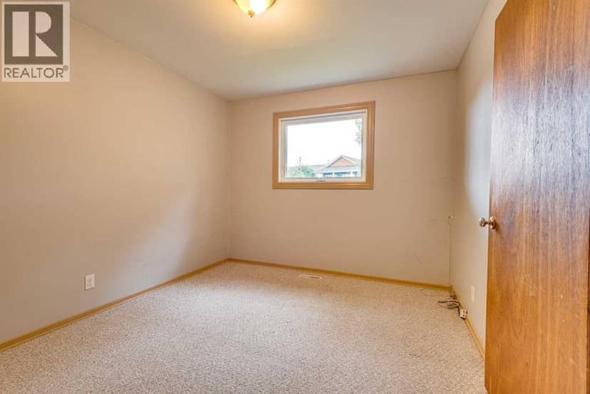 215 2 Avenue NE — photo 13 of 25