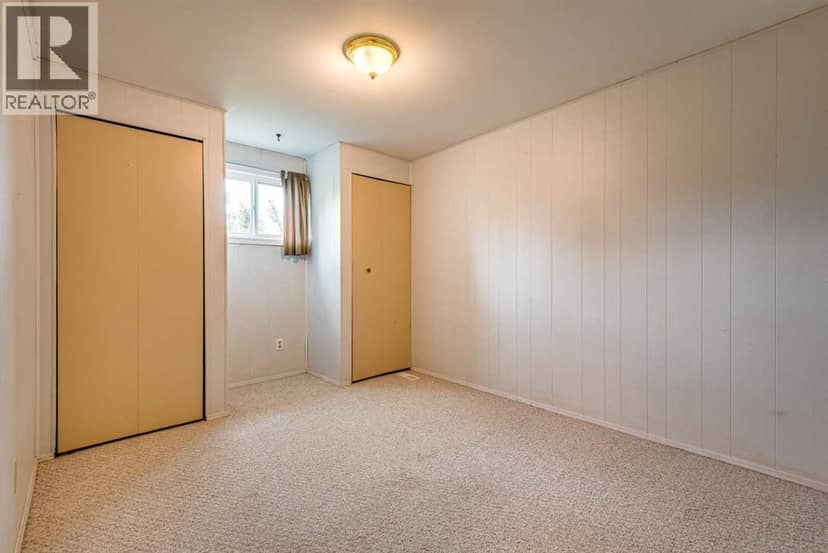215 2 Avenue NE — photo 19 of 25
