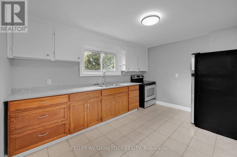 211 Wentworth Street N — photo 17 of 40