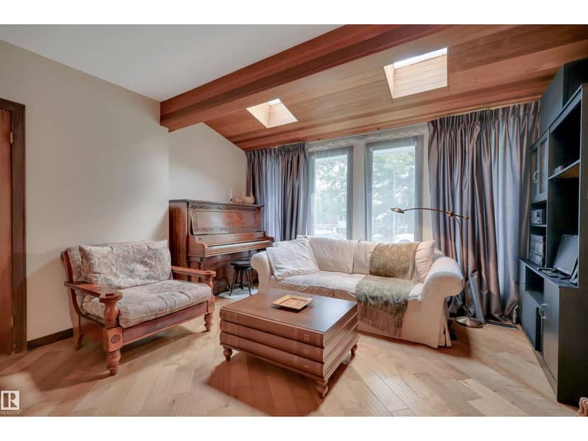 10524 75 AV NW — photo 10 of 40
