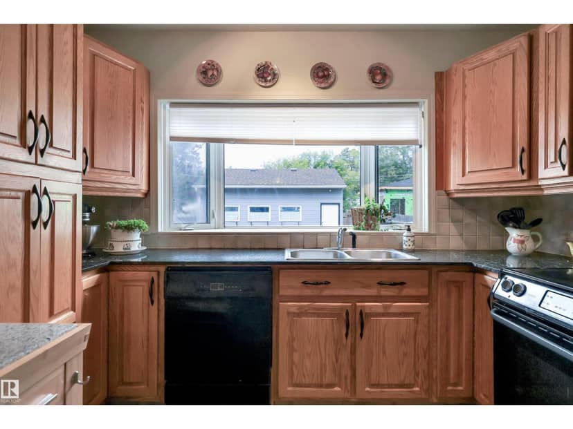 10524 75 AV NW — photo 16 of 40