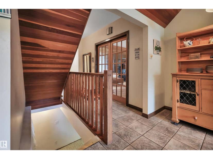 10524 75 AV NW — photo 32 of 40