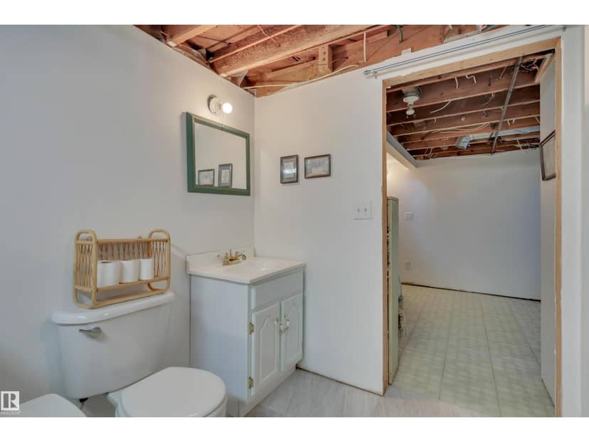 10524 75 AV NW — photo 38 of 40