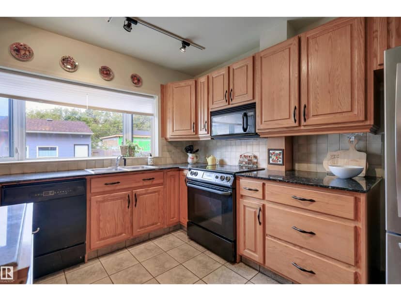 10524 75 AV NW — photo 17 of 40