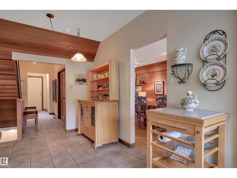 10524 75 AV NW — photo 19 of 40