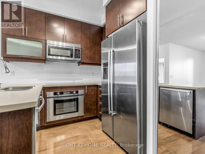 1810 - 35 Balmuto Street — photo 13 of 30