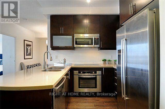 1810 - 35 Balmuto Street — photo 7 of 30