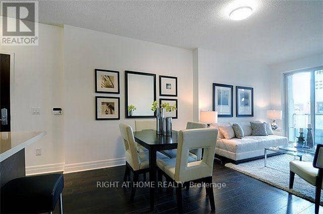1810 - 35 Balmuto Street — photo 6 of 30