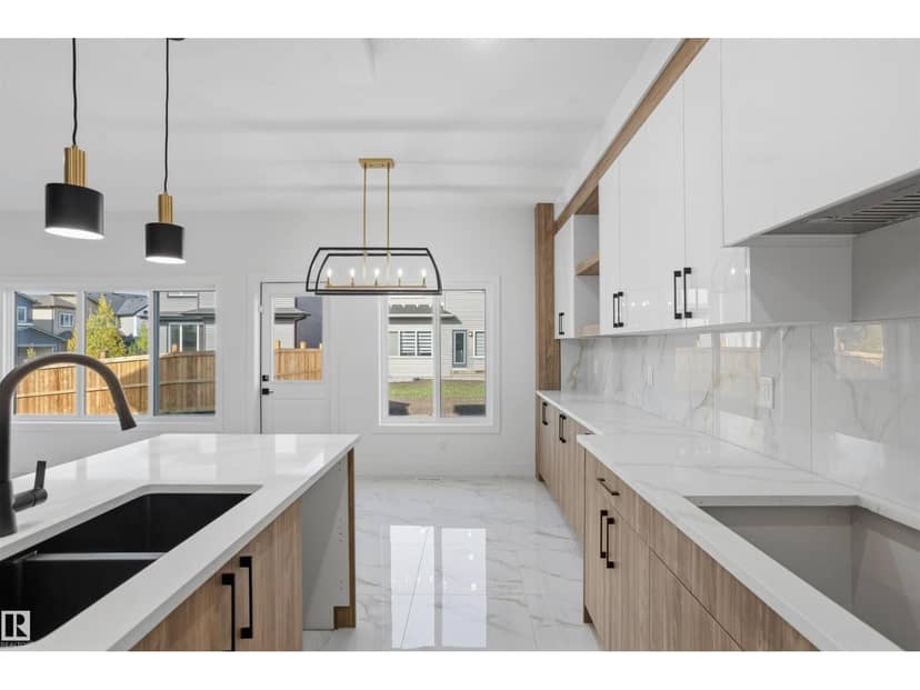 6230 45 AV — photo 18 of 40