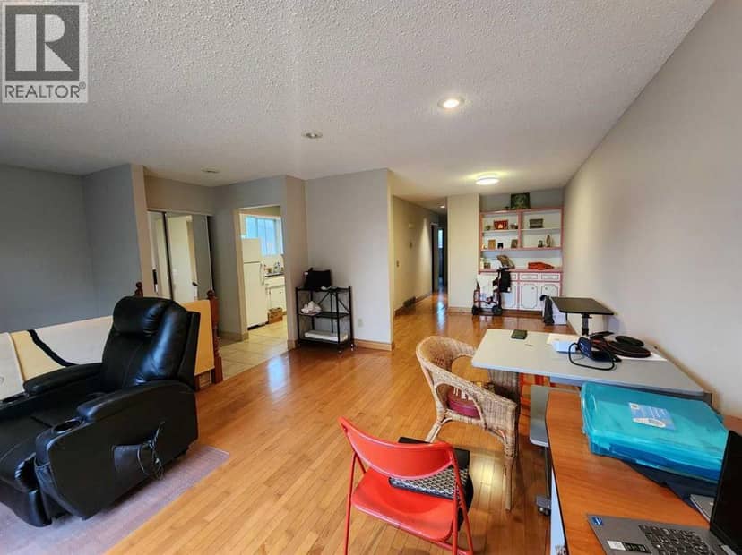 8329 Centre Street NW, Calgary, photo 7