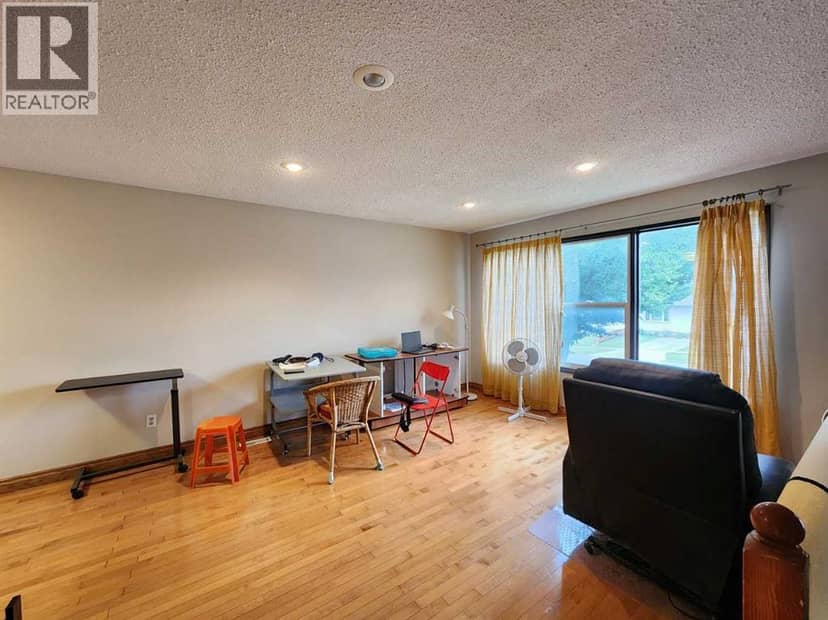 8329 Centre Street NW, Calgary, photo 5