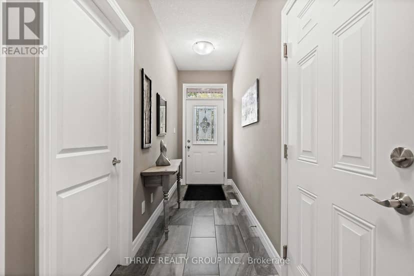 19 - 220 Walnut Street, Lucan Biddulph, photo 6