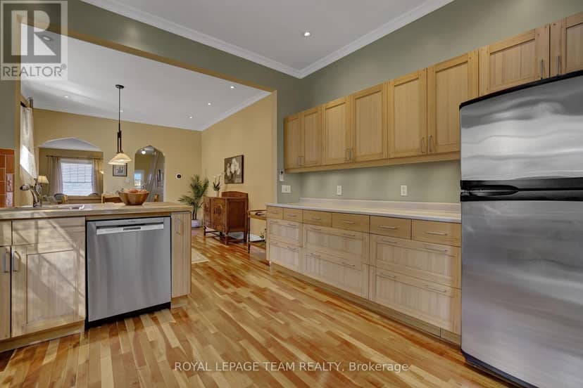 504 Clarence Street E — photo 18 of 39