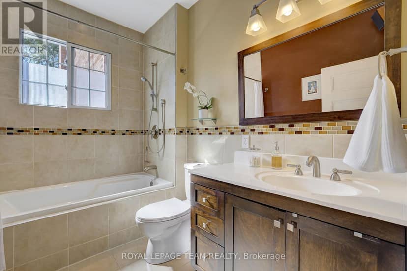 504 Clarence Street E — photo 33 of 39