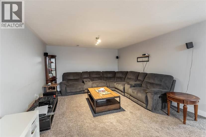 4069 Pine CRESCENT — photo 18 of 40