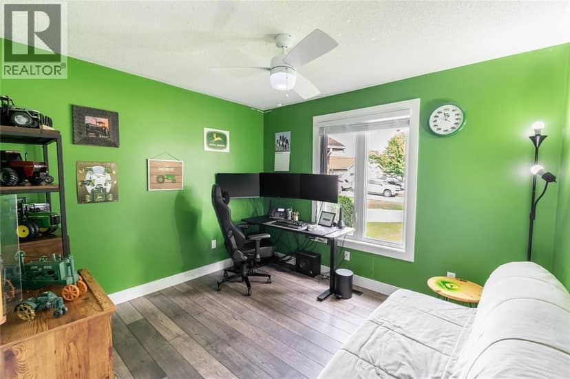 4069 Pine CRESCENT — photo 17 of 40
