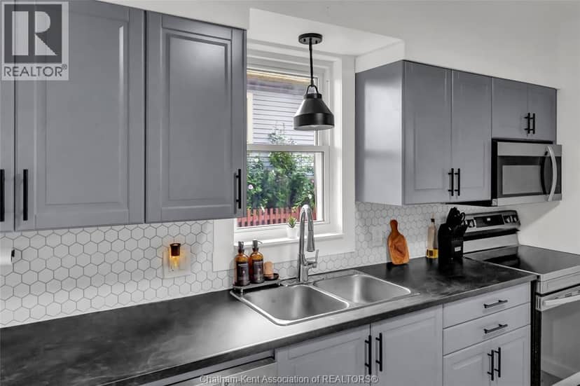 273 St Clair STREET — photo 4 of 40