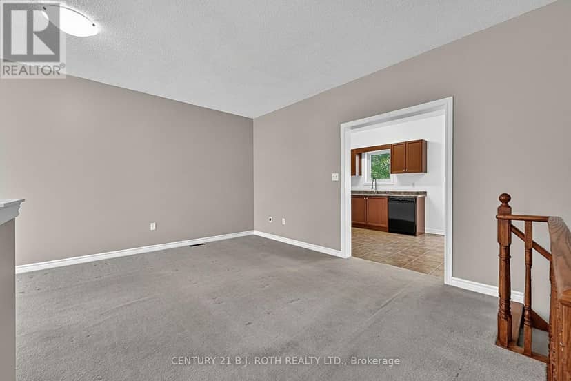 12 Lamont Crescent — photo 12 of 35