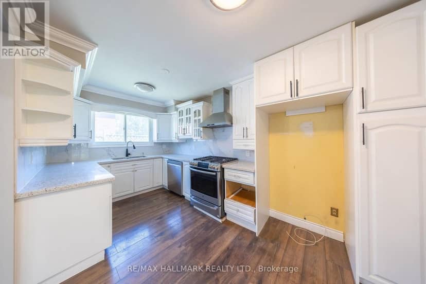 109 Thickson Road S — photo 16 of 40