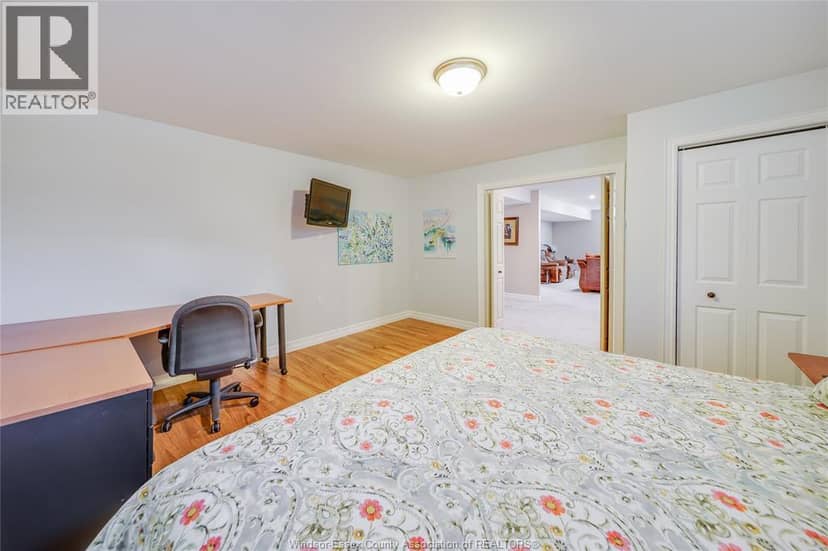 35 Marshwoods Boulevard — photo 31 of 40