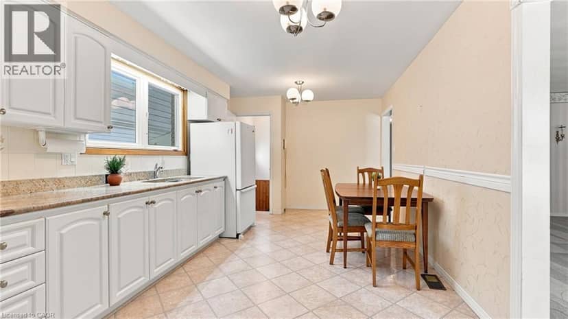 18 GLEN CASTLE Drive — photo 13 of 40