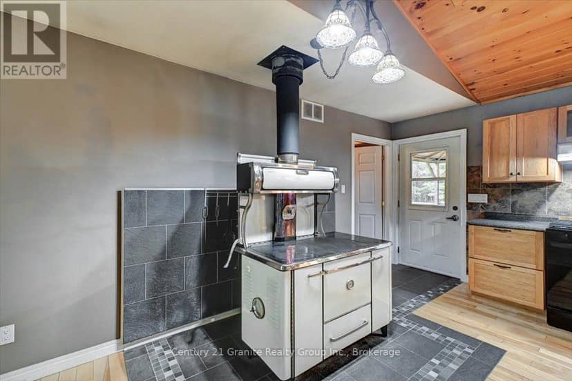 649 Madawaska Road — photo 13 of 40