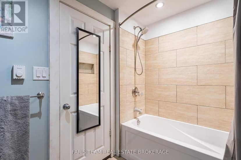 18 Poyntz Street — photo 17 of 33