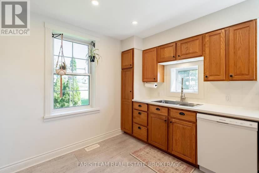 1346 Penetanguishene Road — photo 10 of 33