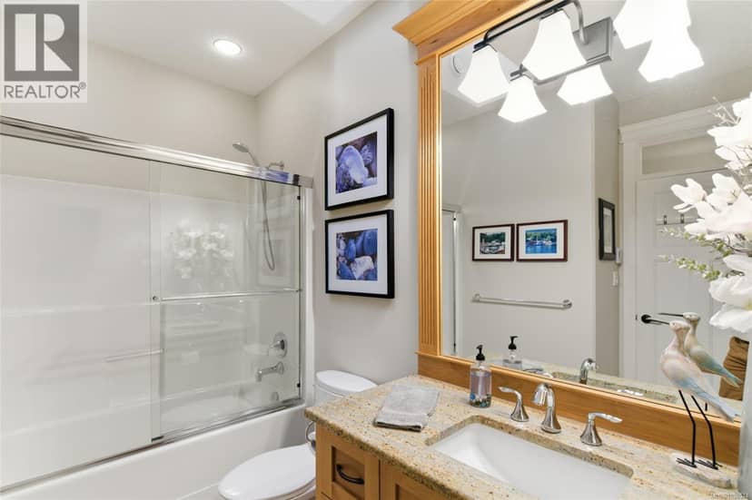 844 Mulholland Dr — photo 35 of 40