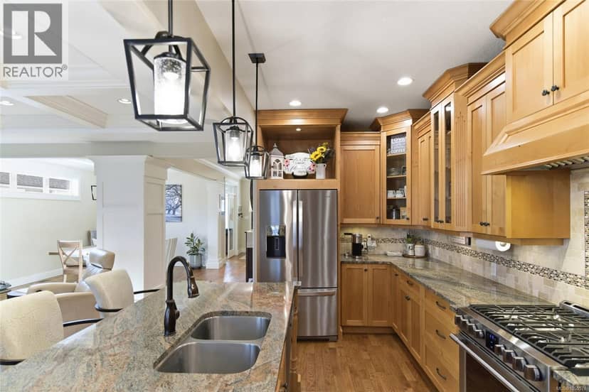 844 Mulholland Dr — photo 10 of 40