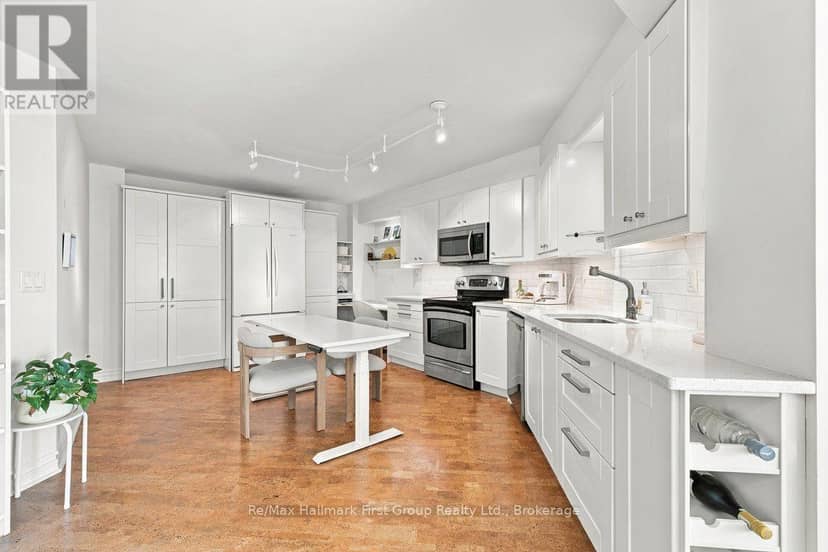 715 - 340 Watson Street W — photo 4 of 26
