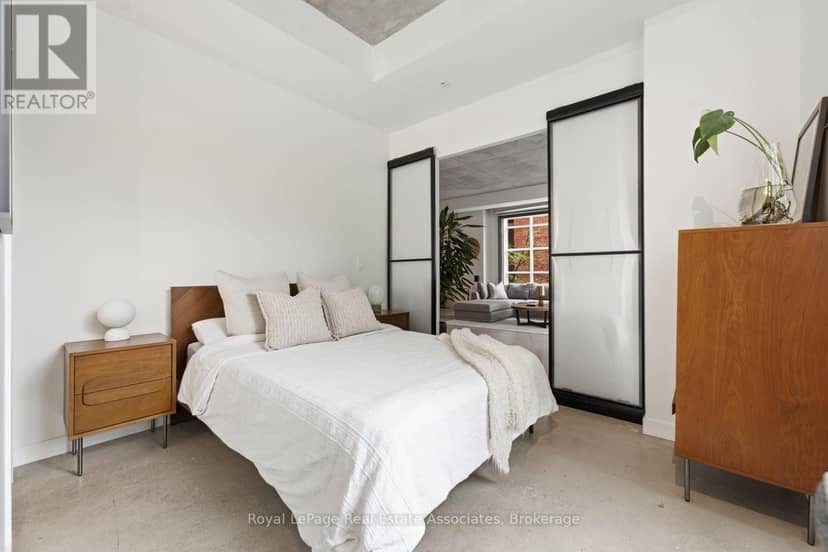 204 - 19 Brant Street — photo 17 of 25