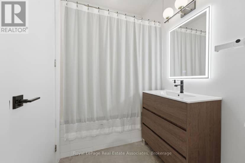 204 - 19 Brant Street — photo 22 of 25