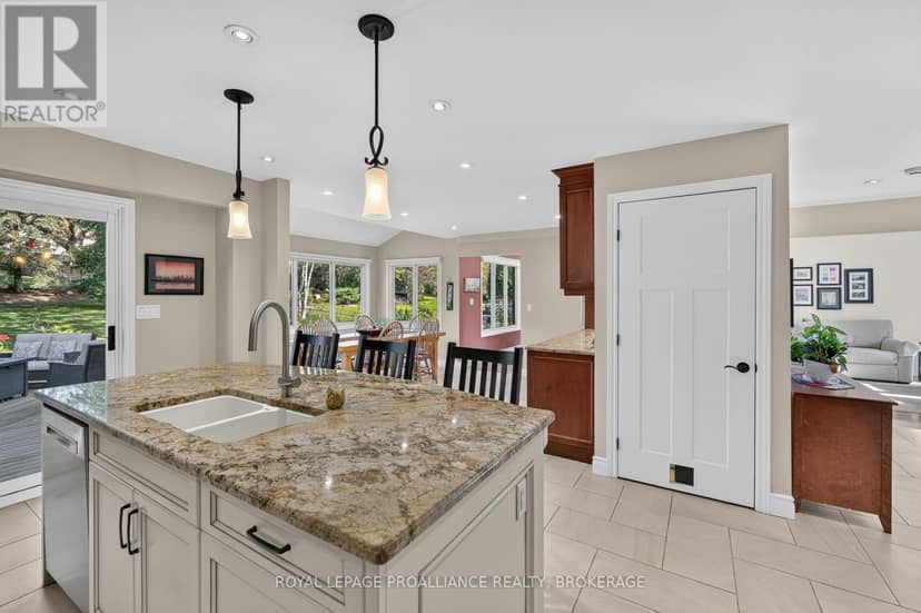 640 Braeside Crescent — photo 12 of 40