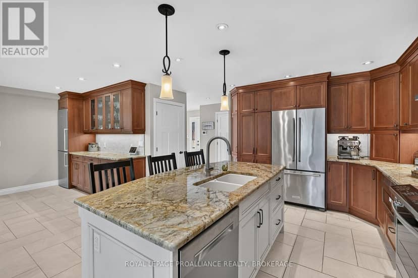 640 Braeside Crescent — photo 13 of 40