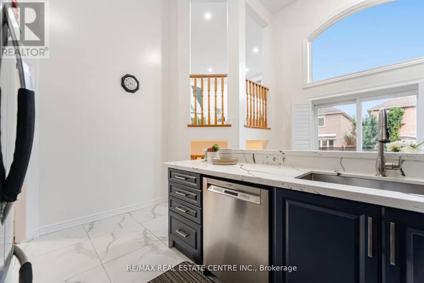 24 Futura Avenue — photo 14 of 39