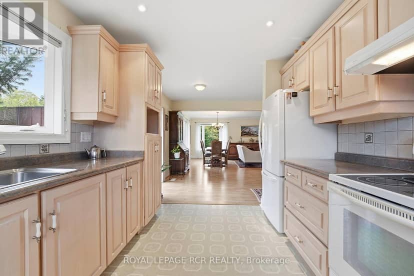 1 - 28 Reddington Drive — photo 13 of 40