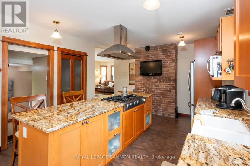 34 Winnipeg Avenue — photo 18 of 40