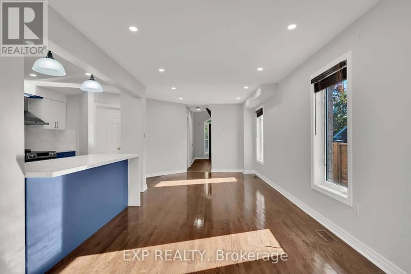 6 Purdy Crescent W — photo 10 of 40