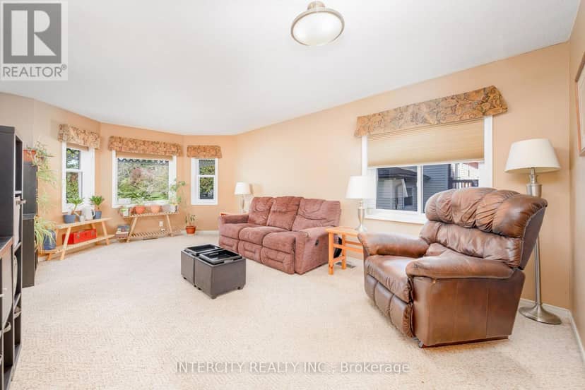 48 Champlain Boulevard — photo 11 of 40