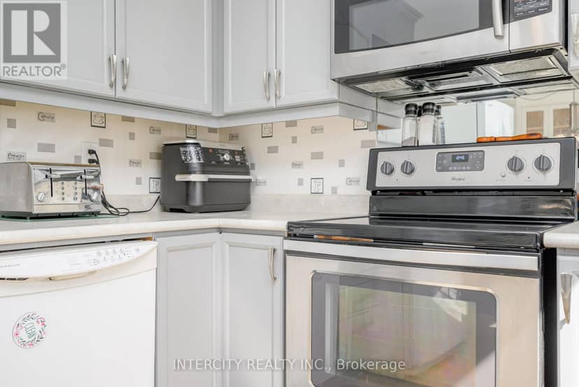 48 Champlain Boulevard — photo 17 of 40