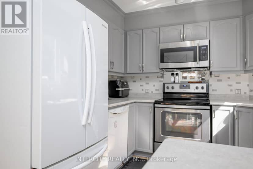 48 Champlain Boulevard — photo 20 of 40