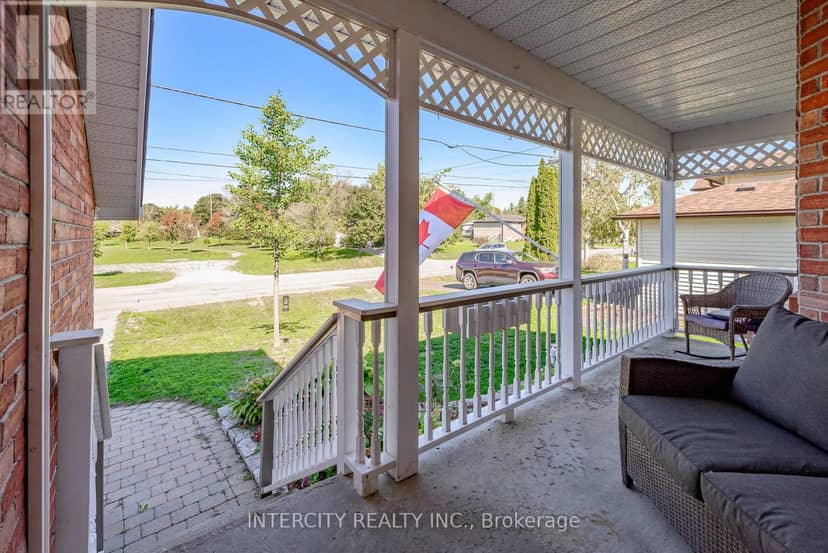 48 Champlain Boulevard — photo 7 of 40